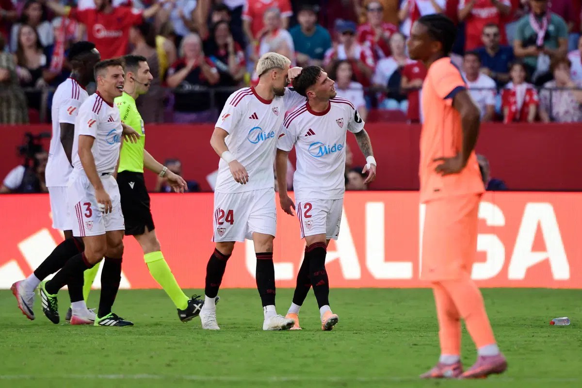 Σεβίλλη – Μπαρτσελόνα 4-1: Η ομάδα του Αλμέιδα έβαλε τέλος στο αήττητο των μπλαουγκράνα και τους γκρέμισε από την κορυφή