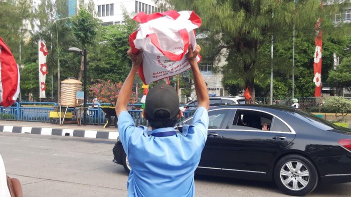 Pengamat Sebut Aksi Jokowi Bagi-bagi Bansos 'Memalukan'