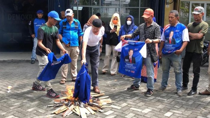 Kecewa dengan AHY, Kader Demokrat Riau Bakar Seragam dan KTA
