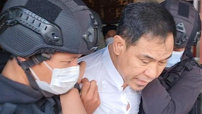 Bantah Dituduh Teroris, Munarman Pamer Foto Bareng Firli di Mobil Komando 212