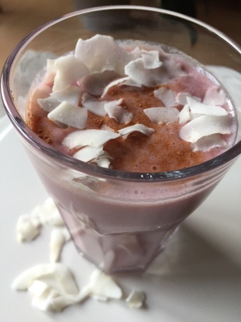 Kokos-Kirsch-Smoothie mit Zimt