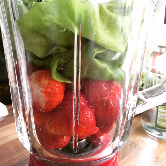 Der Mixer mixt auch grüne Smoothies!