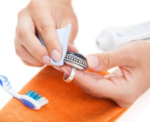 7 great ways to clean jewellery at home