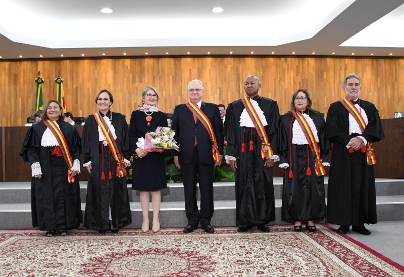 Fotografia da gestão e homenageados da sessão solene. Da esquerda para direita estão a desembargadora Eva Evangelista, desembargadora Regina Ferrari, a desembargadora Rosana Fachin, o ministro Edson Fachin, desembargador Samoel Evangelista, a desembargadora Denise Bomfim e o desembargador Luís Camolez.
