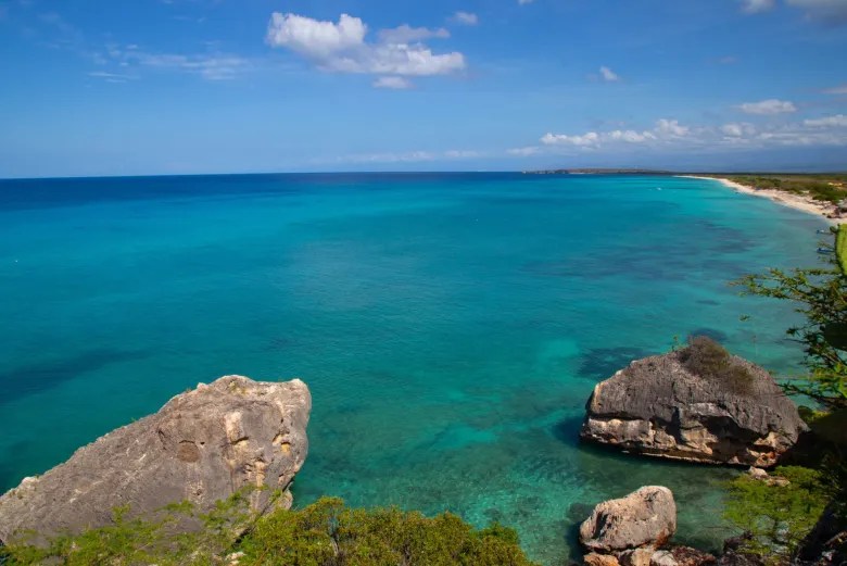 Bahía de las Águilas: Turismo ecológico y aventura