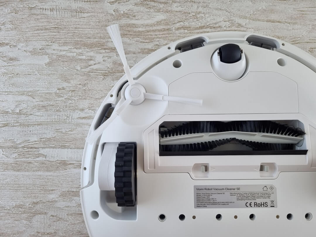 Werkt de robotstofzuiger onder lage meubels zoals banken en bedden?