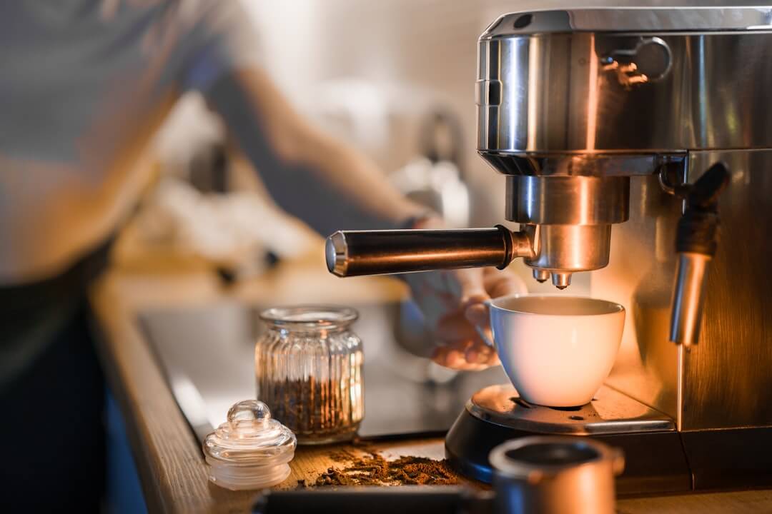 De smaak van koffie verbeteren: hoe beïnvloedt de koffiemachine jouw espresso?