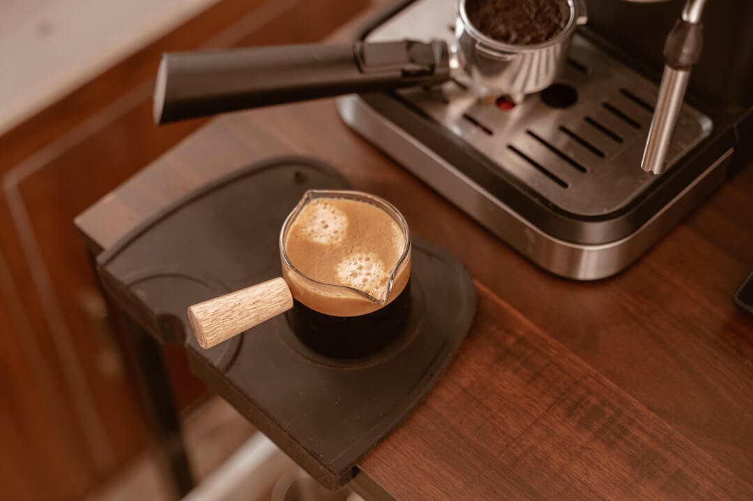 Koffiemachine storing verhelpen: wat te doen bij foutcodes of een vastgelopen zetgroep?