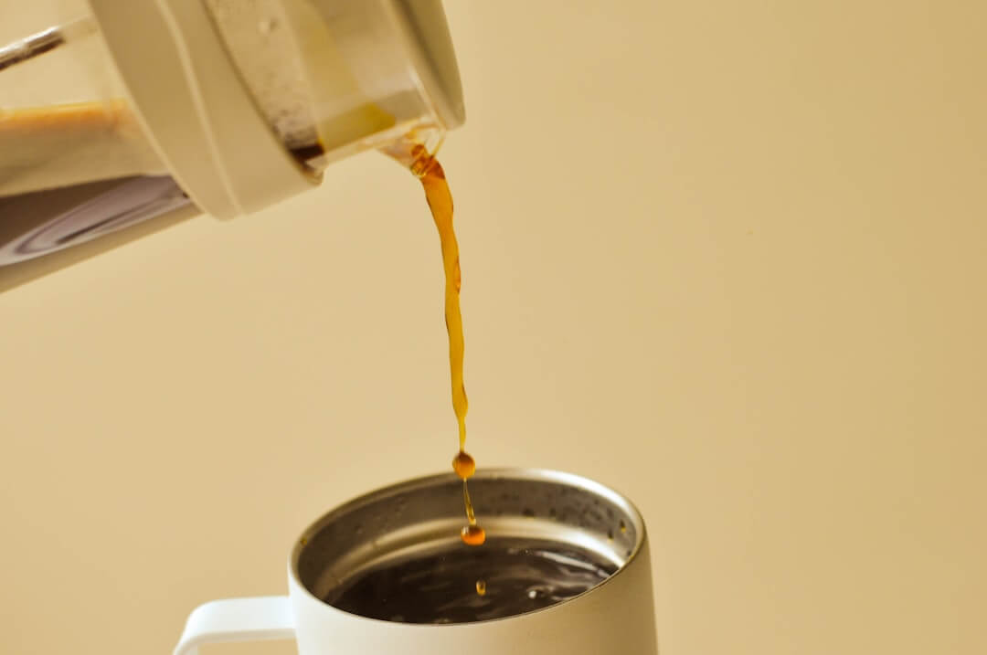 Koffiemachine lekt water aan de onderkant: 5 stappen om dit zelf op te lossen
