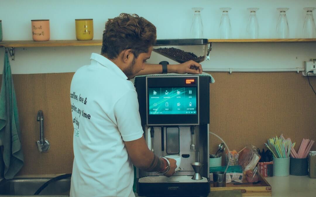 Koffiemachine onderhoud aan huis vs. zelf doen: wat zijn de kosten en voordelen?