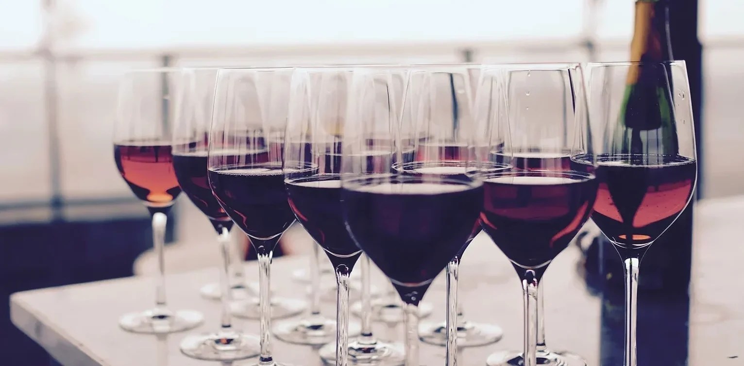 O vinho é ácido, tem muito álcool ou é adstringente?