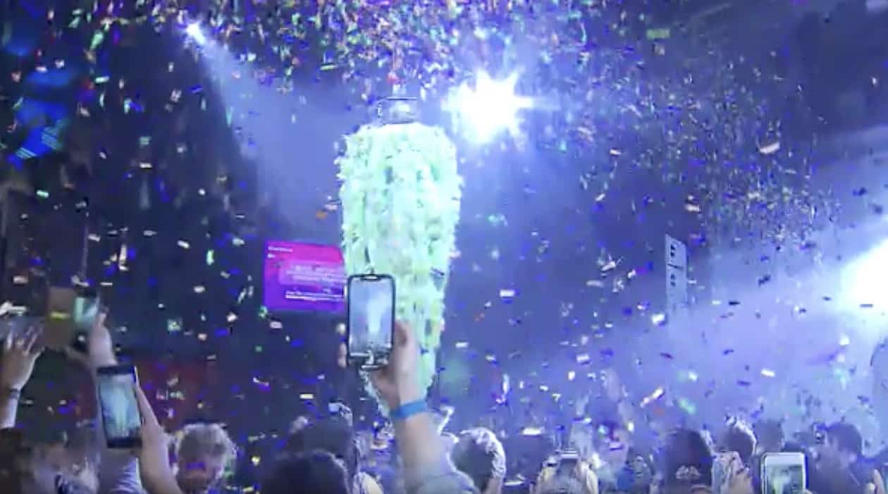 Canadians Watch Massive 'Bud Drop' at Midnight as Nation Legalizes Recreational Marijuana Use