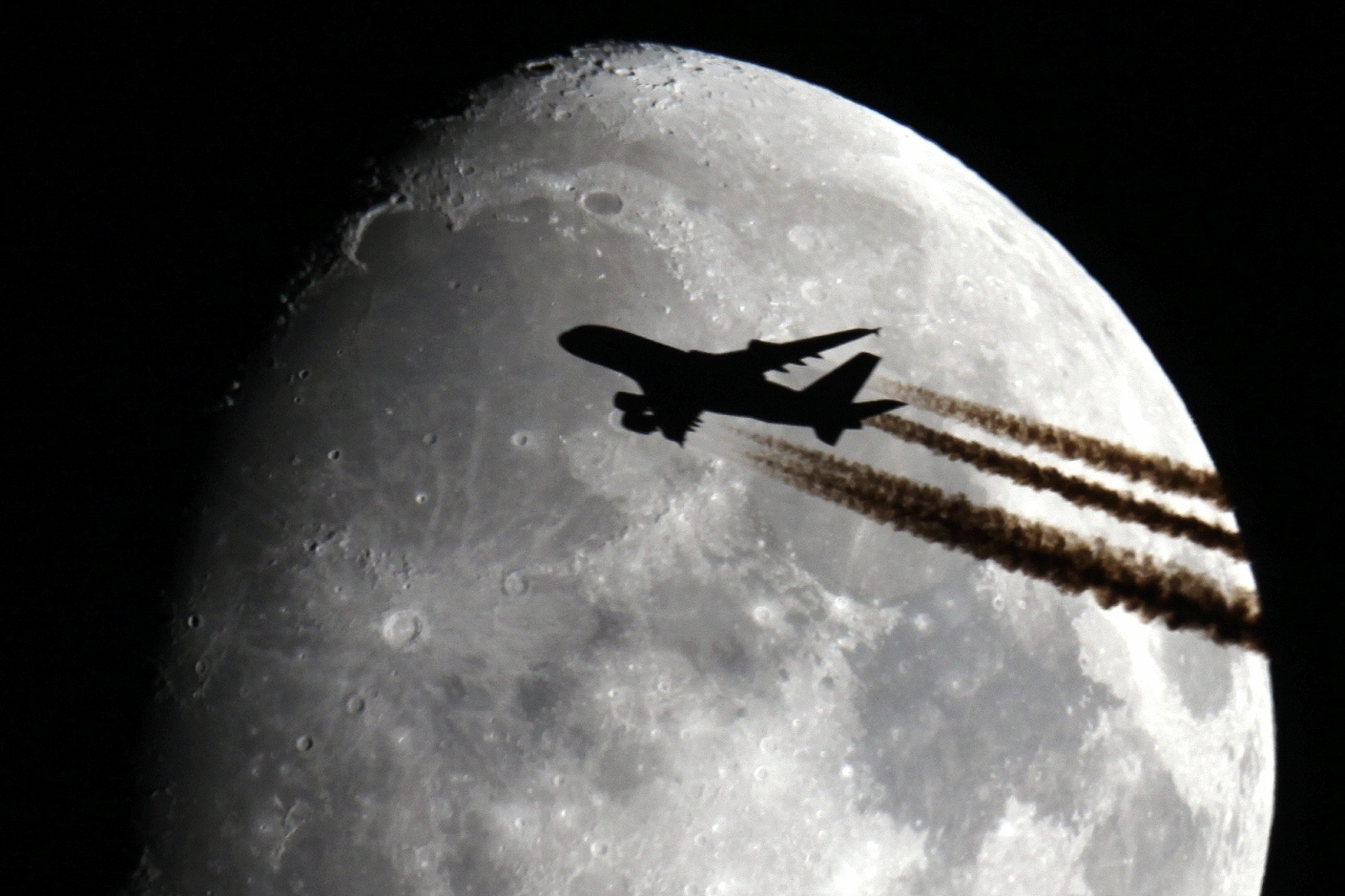 День полетов на луну мыслимых и немыслимых. День полетов на луну мыслимых и немыслимых картинки. Вид луны с самолёта. День полетов на луну 7 февраля. День полетов на луну мыслимых и немыслимых.