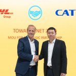 Libin Tan, spolupředseda prodeje a marketingu CATL (vpravo), a Oscar de Bok, generální ředitel DHL Supply Chain (vlevo) podepsali strategickou dohodu © DHL