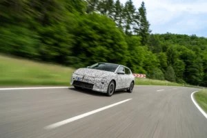 Kia EV4 zachycená na testech © Kia