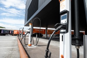 Nabíjecí stanice v GW LauterachVzhledem k tomu, že veřejné nabíjecí stanice pro elektrické nákladní vozy jsou stále nedostatečné, zřídila společnost Gebrüder Weiss v Lauterachu a dalších lokalitách vlastní systém nabíjení a zásobování energií. (Zdroj: Gebrüder Weiss / Serra)