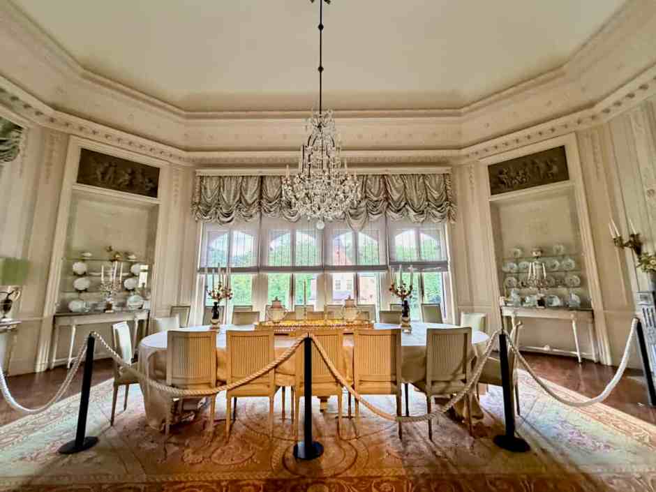 luxurious dining room in yellow