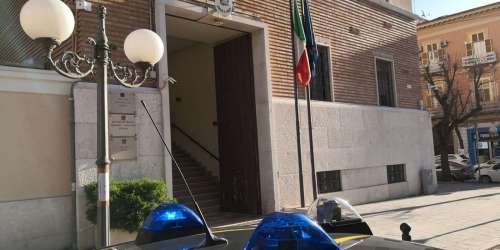 Foggia, due agenti penitenziari accusati di introdurre telefoni e droga in carcere - trmtv