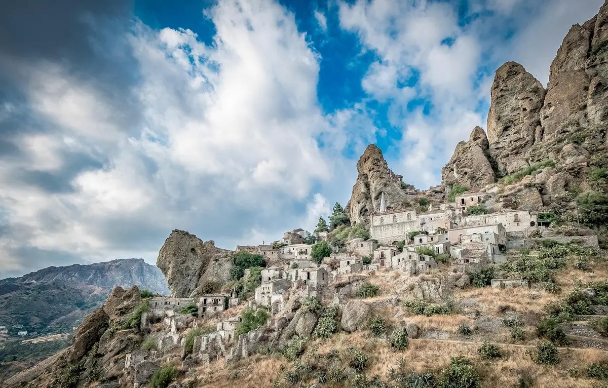 La Calabria de los pueblos fantasma: ruta turística por los borgos abandonados más fascinantes del sur de Italia
