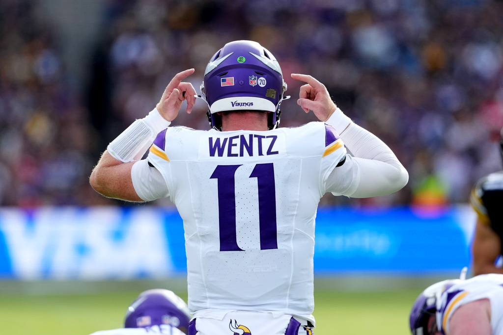 Carson Wentz calls a play.