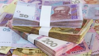 Гривня продовжує повільно зміцнюватись до долара та євро