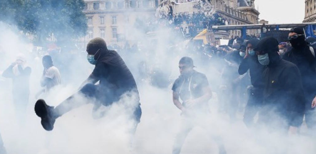 Першотравнева демонстрація в Парижі переросла в сутички з поліцією