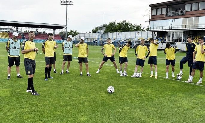 Збірна з футболу провела тренування з новим тренером.