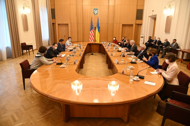 Дмитро Кулеба провів зустріч із двопартійною делегацією Сенату США.