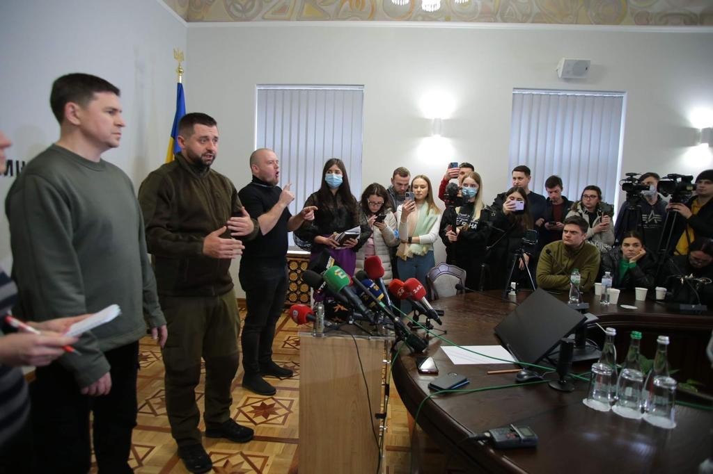 На виконання домовленостей, досягнутих на переговорах 3 березня, розробляються шляхи вирішення гуманітарних питань.