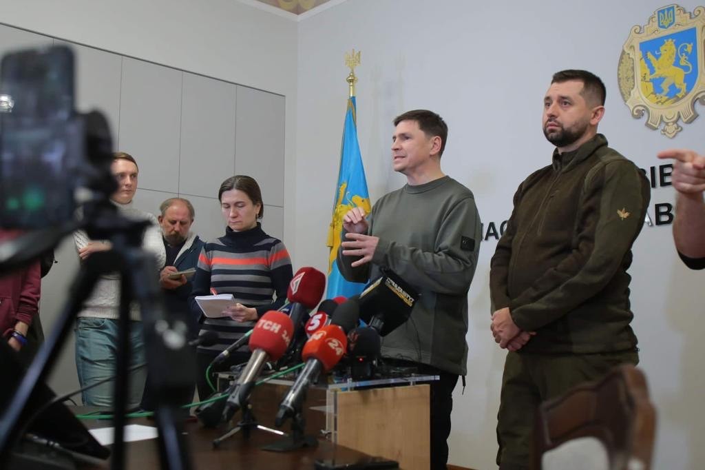Закрите небо над Україною змінить хід війни з РФ та дозволить вирішити гуманітарні питання – Подоляк.