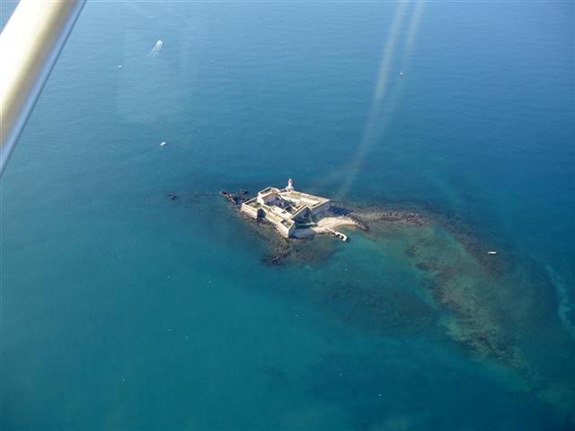 Devant le Cap d'Agde le Fort Brescou