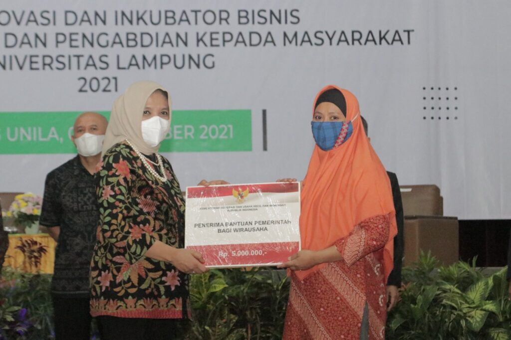 Kemenkop ukm menyatakan realisasi penyaluran bantuan presiden . Penyerahan Bantuan Pengembangan Inkubator Dari Kementerian Koperasi Dan Ukm Universitas Lampung