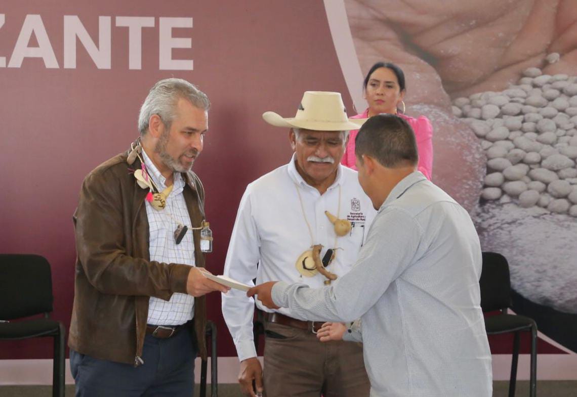 Michoacán va por producción orgánica y alimentos sanos: Bedolla