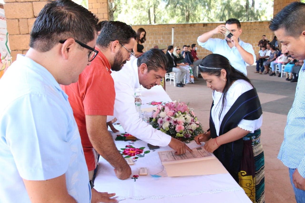 Realiza Registro Civil matrimonios colectivos en Pátzcuaro