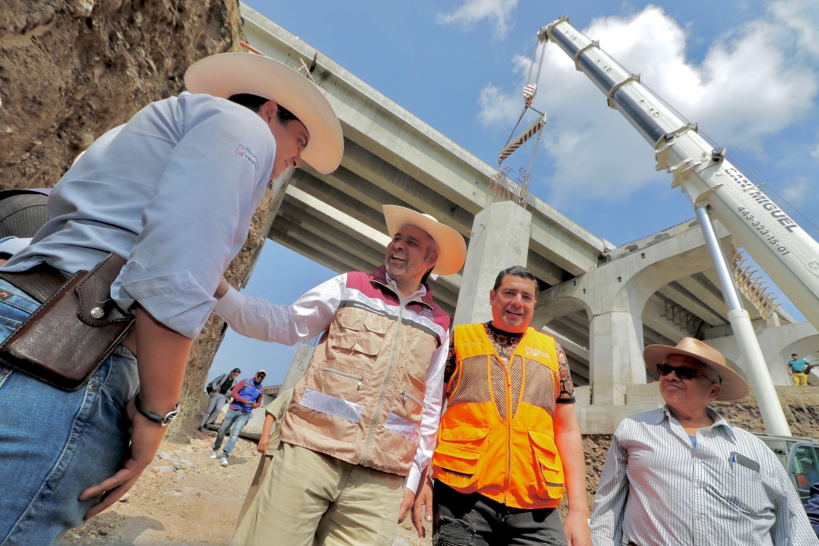 Supervisa Bedolla construcción del Distribuidor Vial salida a Mil Cumbres y pide acelerar la obra