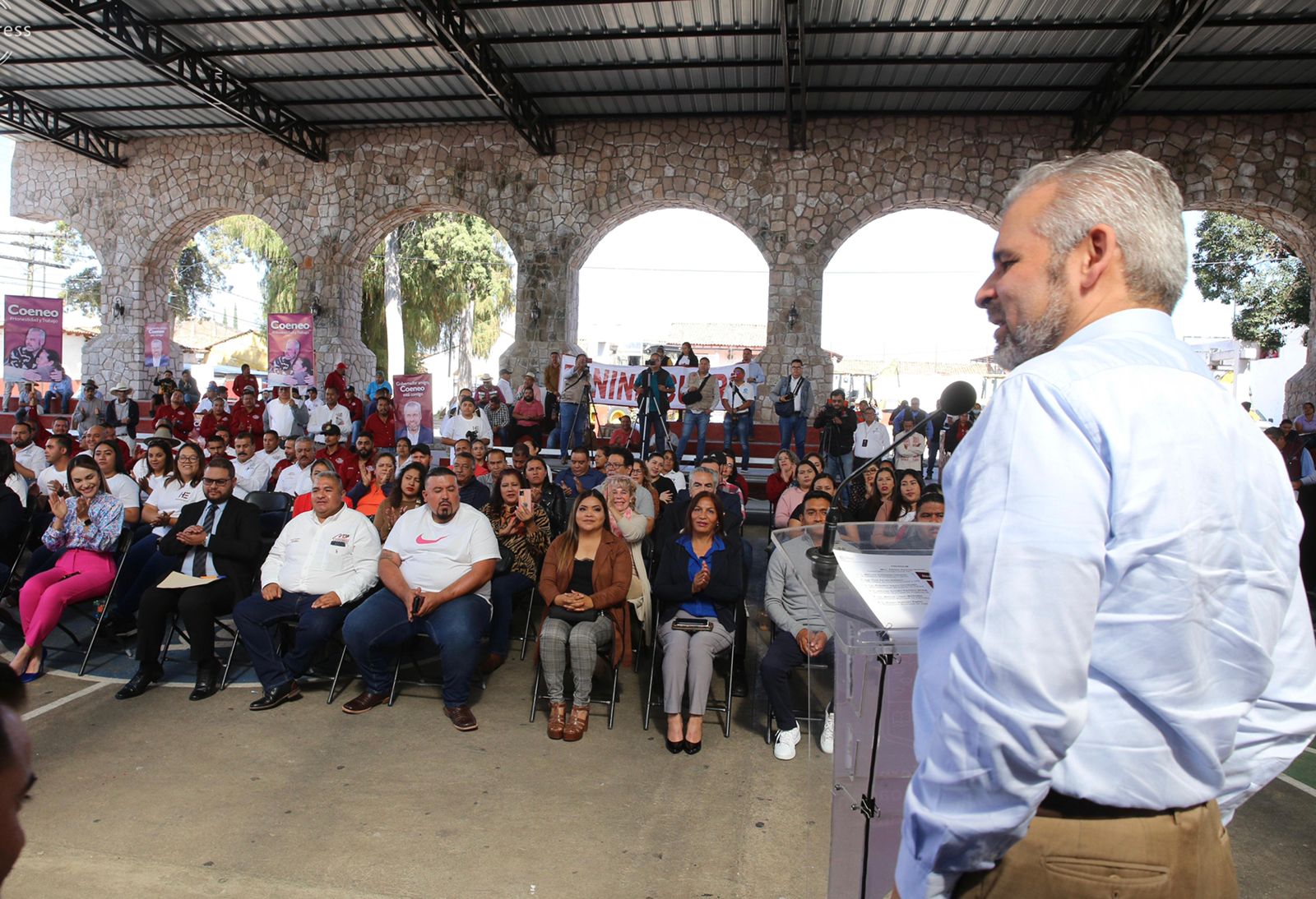 Entrega Bedolla maquinaria a cuatro municipios del Bajío