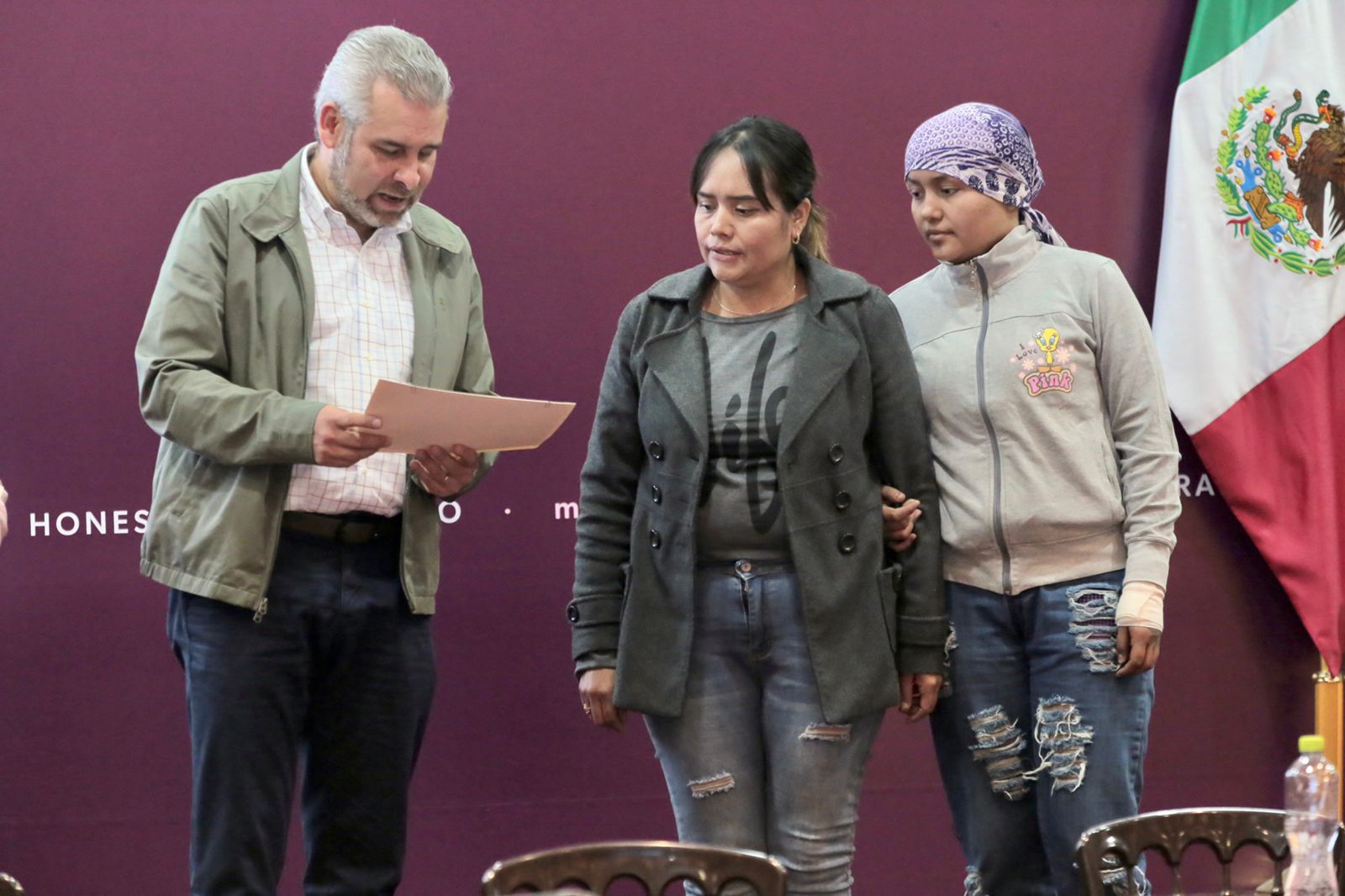 Entrega Bedolla 17 mdp en apoyos a familias cuidadoras de niñas y niños con cáncer