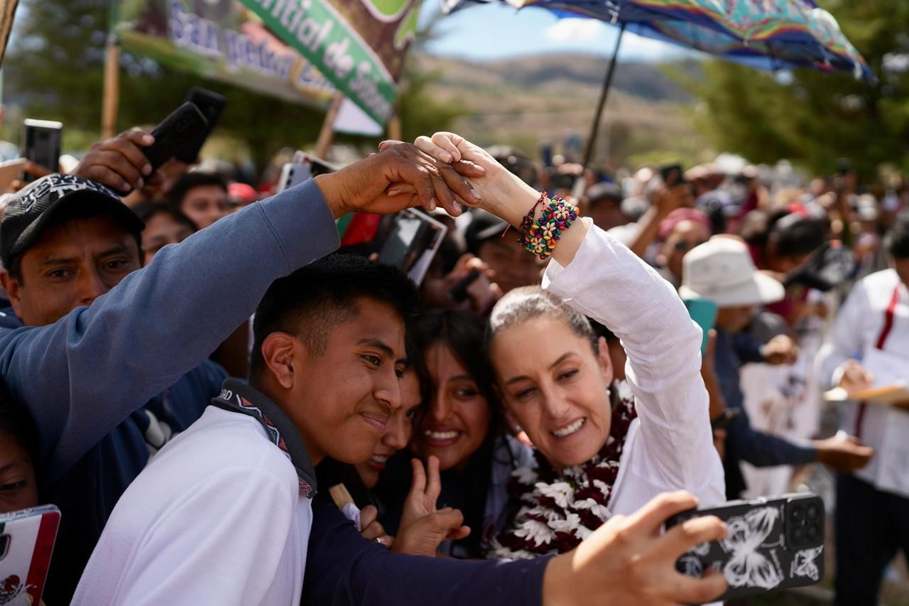 Presidenta Sheinbaum da banderazo de salida a la comisión General Lázaro Cárdenas del Río para la Mixteca Oaxaqueña