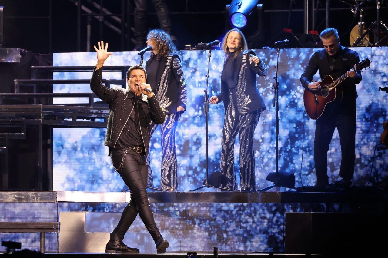 “Estalla” fiesta y alegría con Chayanne en el Morelos; lleno total