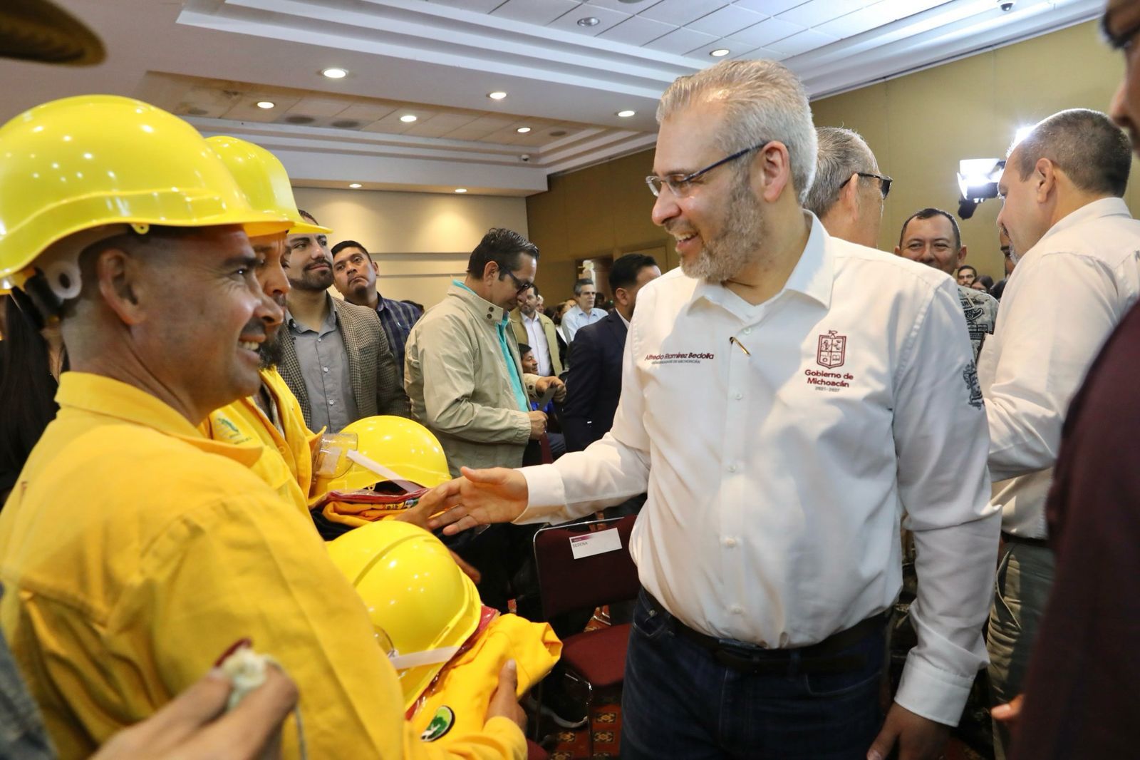 Inicia Bedolla campaña contra incendios; entrega equipo a brigadistas