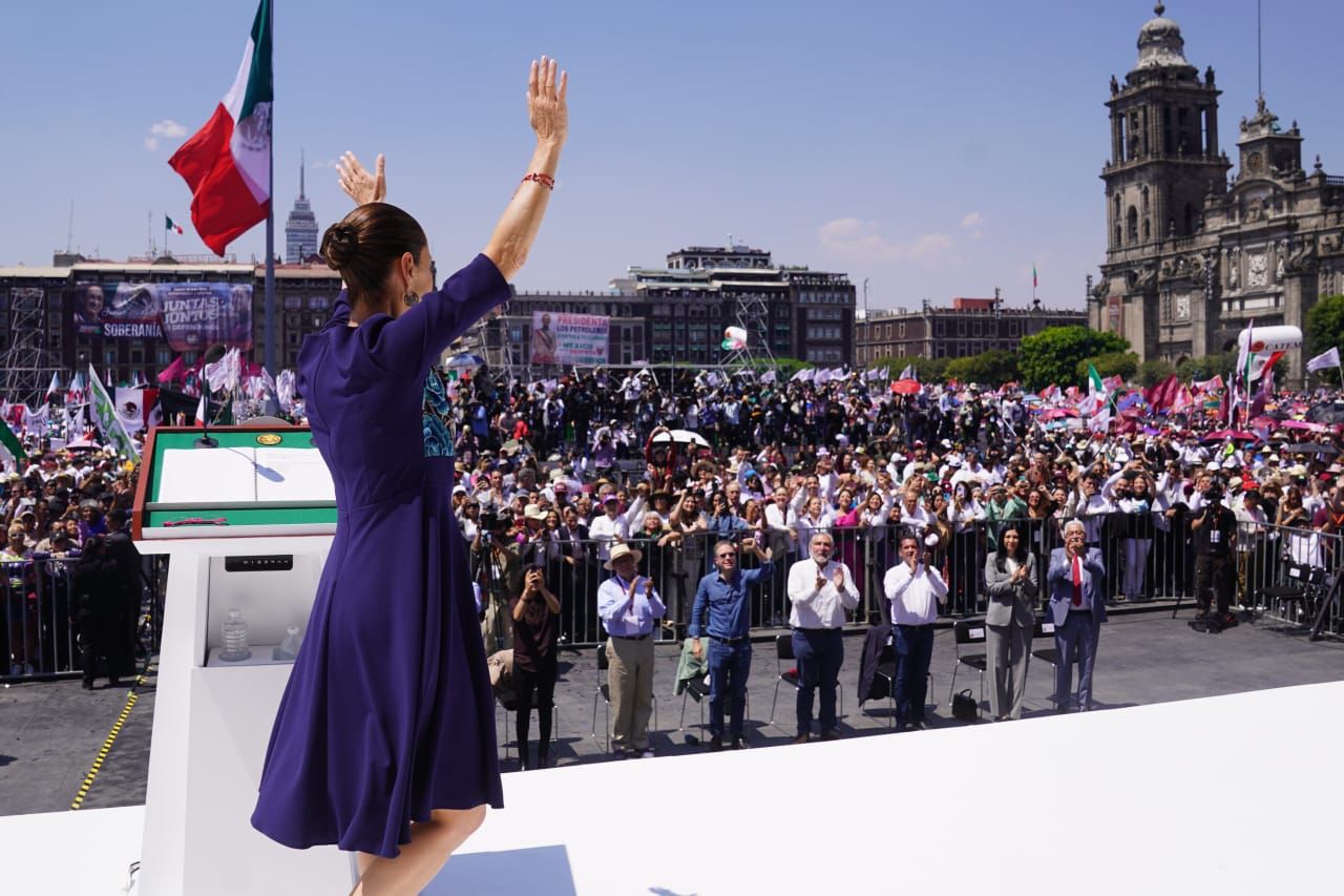 Presidenta Claudia Sheinbaum se reúne con 350 mil mexicanos y mexicanas en el emblemático zócalo de la CDMX
