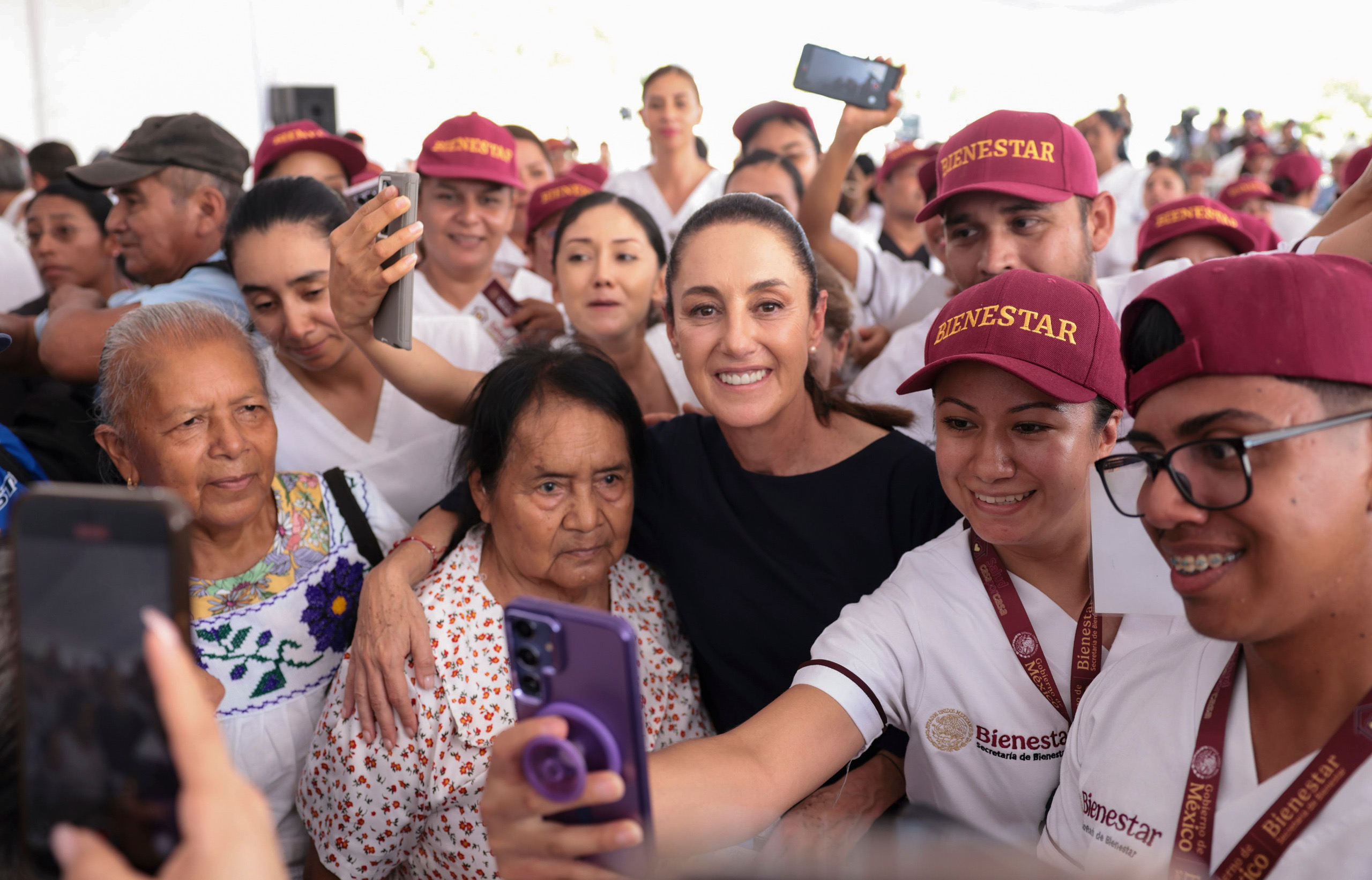En Aquila, Michoacán, Presidenta  Sheinbaum anuncia operaciones gratuitas de cataratas para adultos mayores