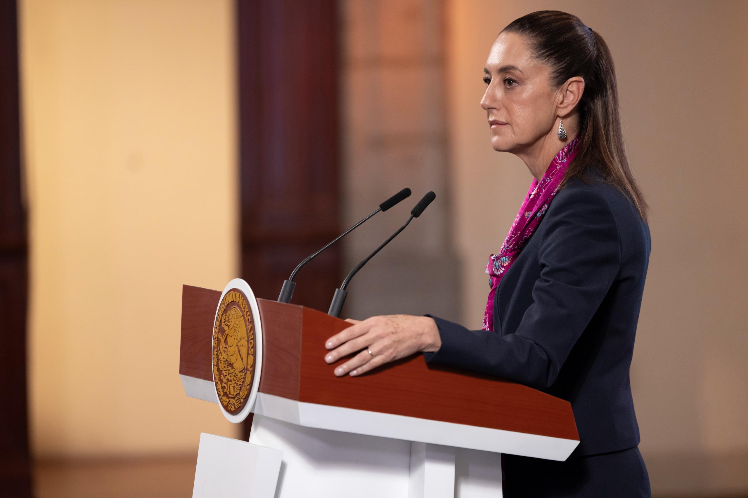 Presidenta firma decretos para facilitar la movilidad de maestras y maestros y para congelar la edad de jubilación