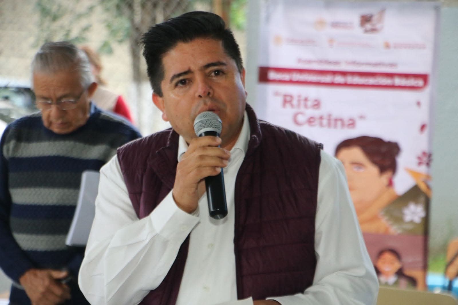 Entregan tarjetas de Becas para el Bienestar en secundarias y universidades públicas de Michoacán
