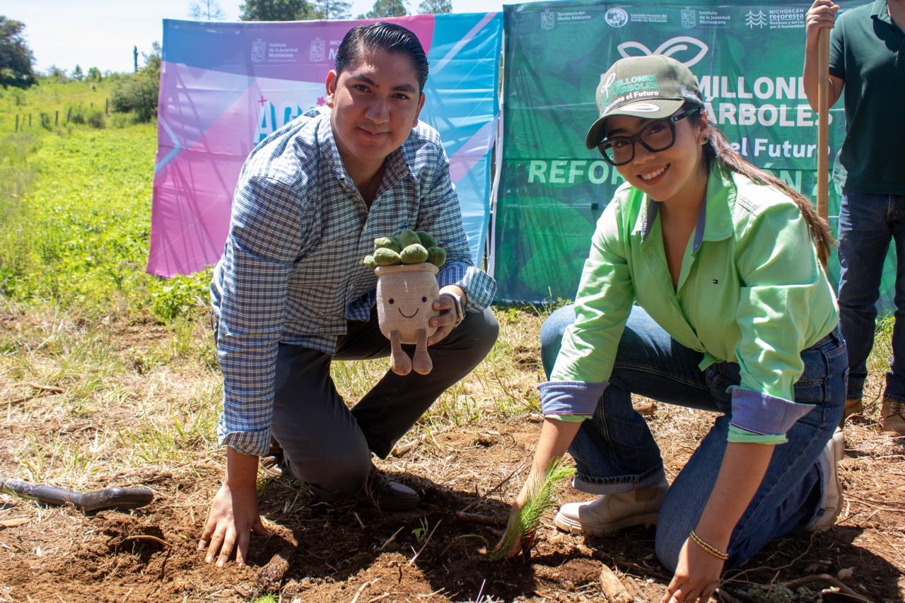 Jóvenes plantan más de 50 mil árboles en reforestación simultánea en 16 municipios