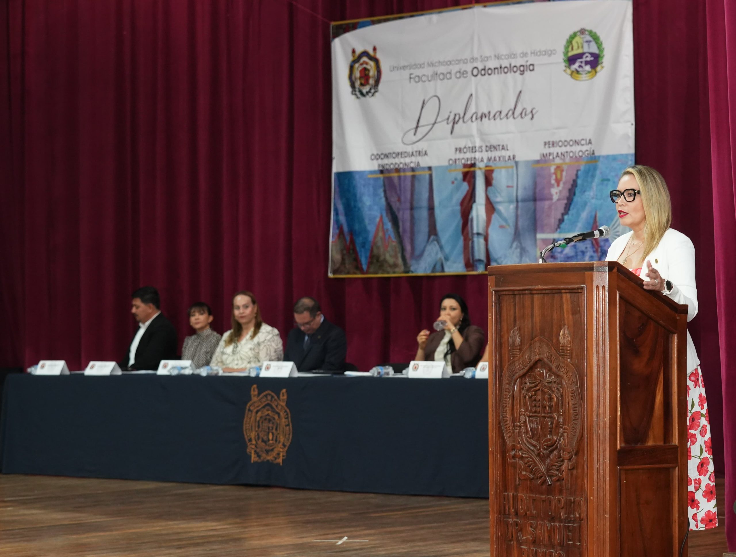 Nicolaitas siguen la ruta de la excelencia profesional; Yarabí Ávila clausura diplomados de Odontología