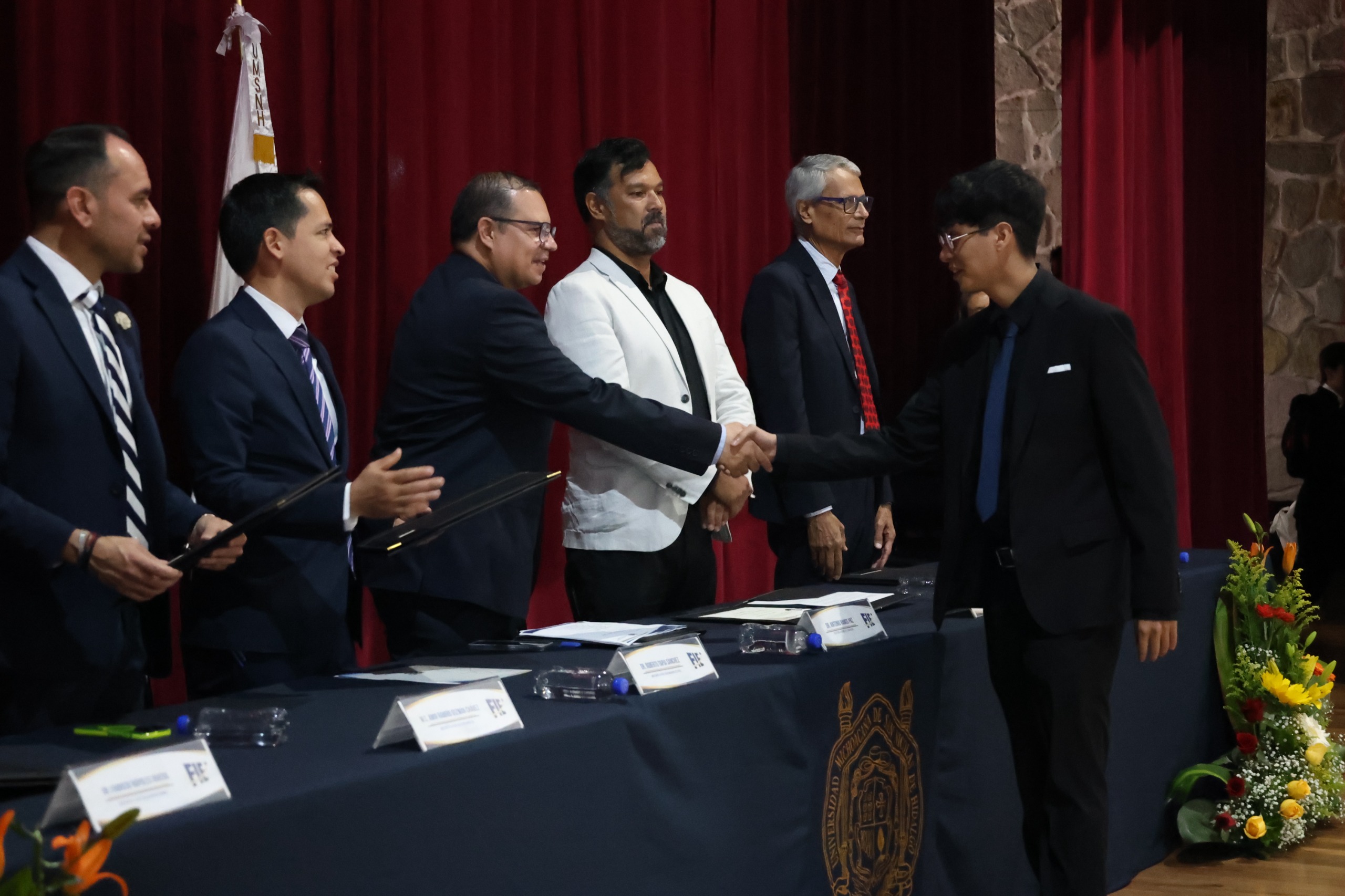 A seguirse preparando para mantener el liderazgo, convocan a egresados de la Facultad de Ingeniería Eléctrica