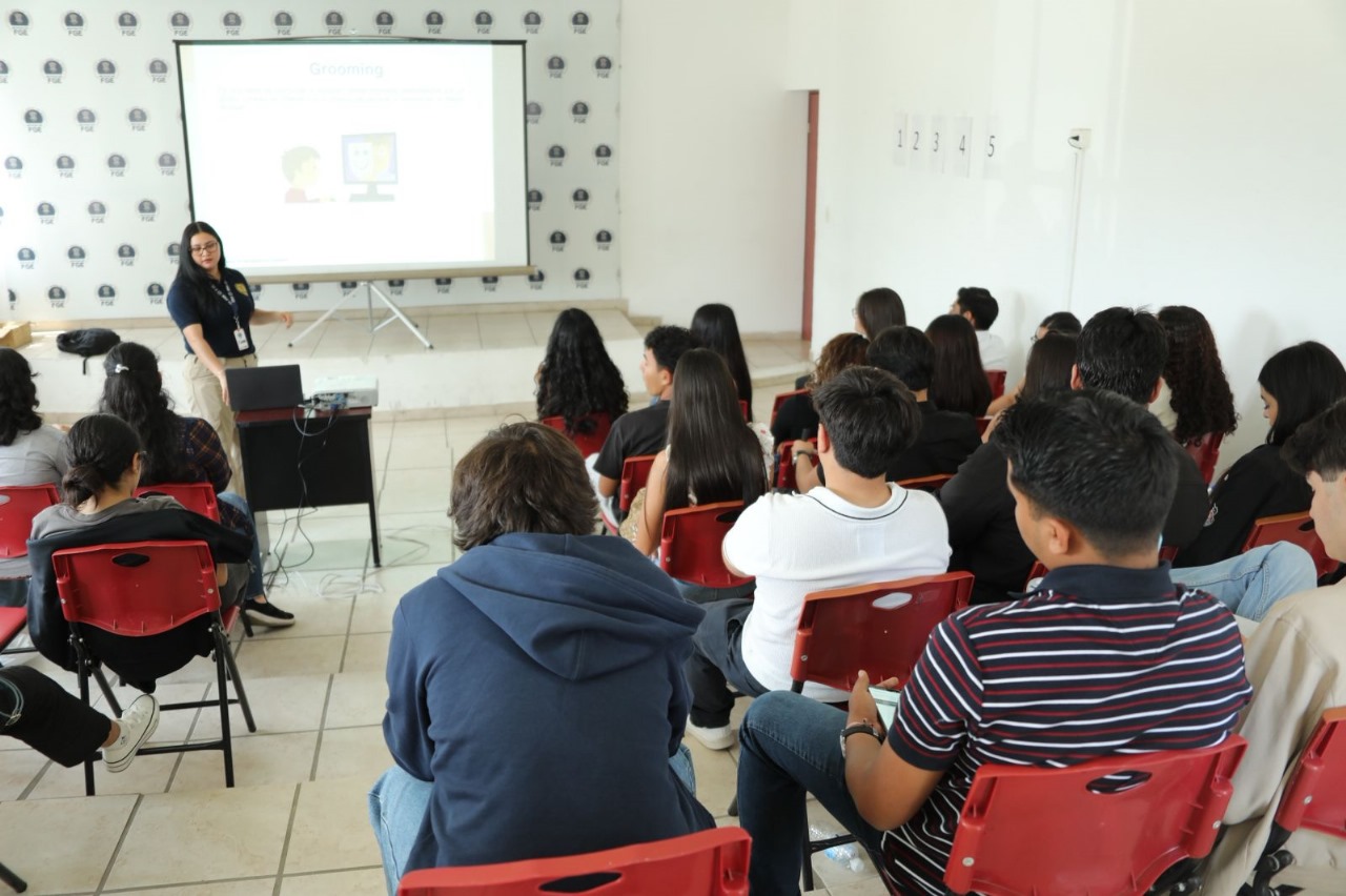Fiscalía General fortalece formación académica con recorrido guiado dirigido para alumnado de la UMSNH