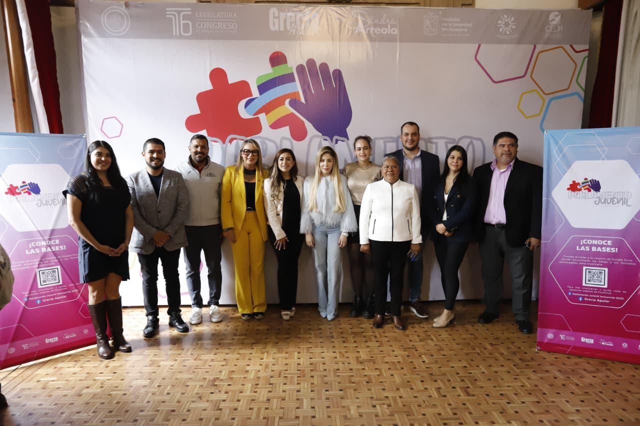 Entregan expedientes con iniciativas y proyectos sociales a jurado calificador para la integración del Parlamento Juvenil 2025.
