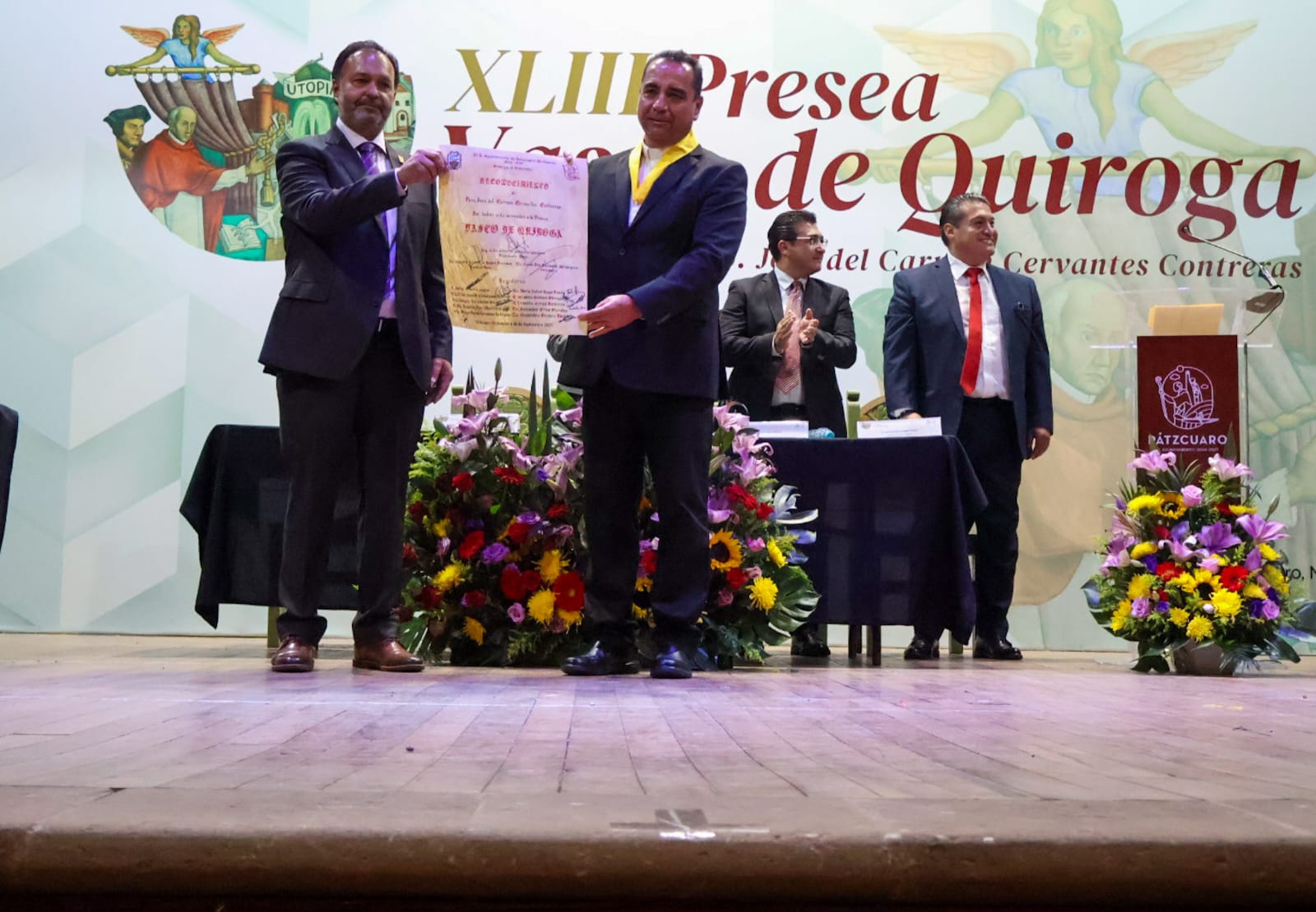 Julio Arreola entrega la XLIII Presea Vasco de Quiroga al presbítero José del Carmen Cervantes Contreras